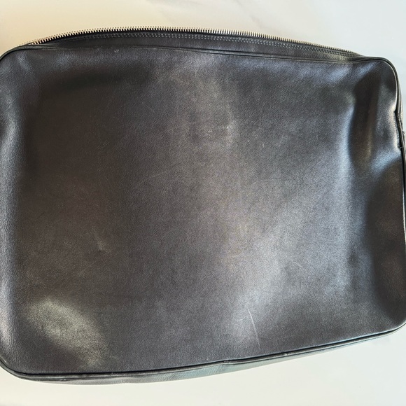 Gucci Black Laptop Bag with Smooth Leather and Zipper Closures - Picture 2 of 14